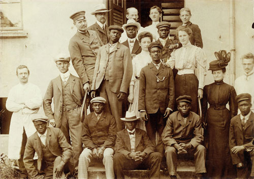 Die afrikanischen Reisebegleiter Herzog Adolf Friedrichs vor dem Haus des Hofkonservators Knuth in der heutigen Goethestraße im Juli 1908